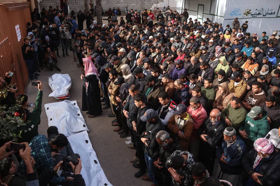 Dolientes palestinos se reúnen durante un funeral para rezar junto a los cuerpos de varios palestinos muertos en un ataque israelí nocturno, según médicos del Hospital Nasser en Khan Yunis, en el sur de la Franja de Gaza, el 15 de febrero de 2026.