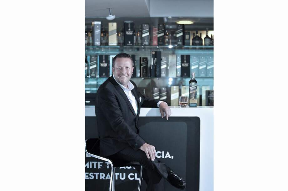 Dice Tom Jones que sólo una botella de cada 10.000 es de Blue Label. / Gustavo Torrijos - El Espectador