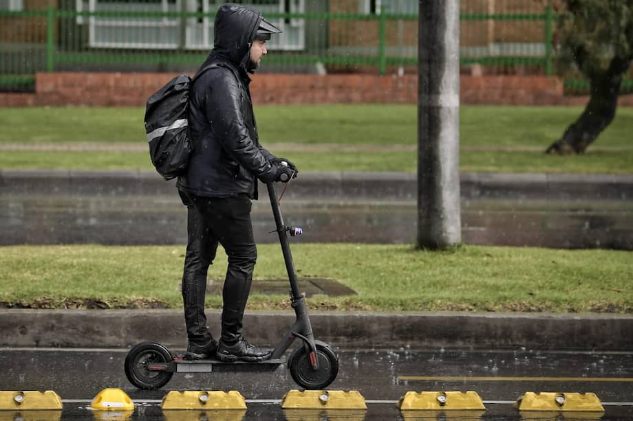 Tradicionalmente llueve en Bogotá y muchos capitalinos tienen indumentaria, como chaquetas e impermeables,que llevaban semanas sin usar.