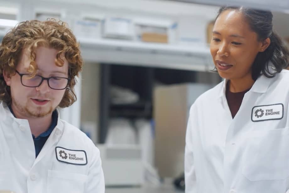 Andee Wallace, fundadora y CEO de Robigo, junto a uno de sus investigadores.