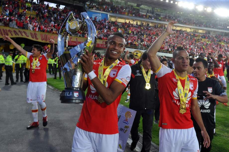 El defensa William Tesillo levanta el trofeo de la Superliga, la tercera que gana Santa Fe, tras las de 2013 y 2015. / Gustavo Torrijos