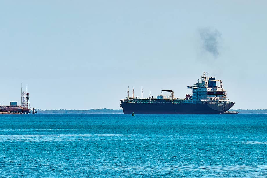 Un barco de combustibles en la bahía de Matanzas en La Habana (Cuba).