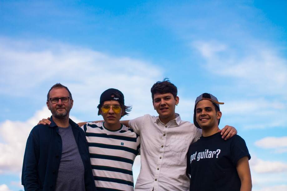 De derecha a izquierda: el productor Danton Supple; al lado de Daniel Betancur, Jerónimo Betancur y Miguel Spitaletta, integrantes de La Banda del Bisonte. / Sara Luna Ruiz