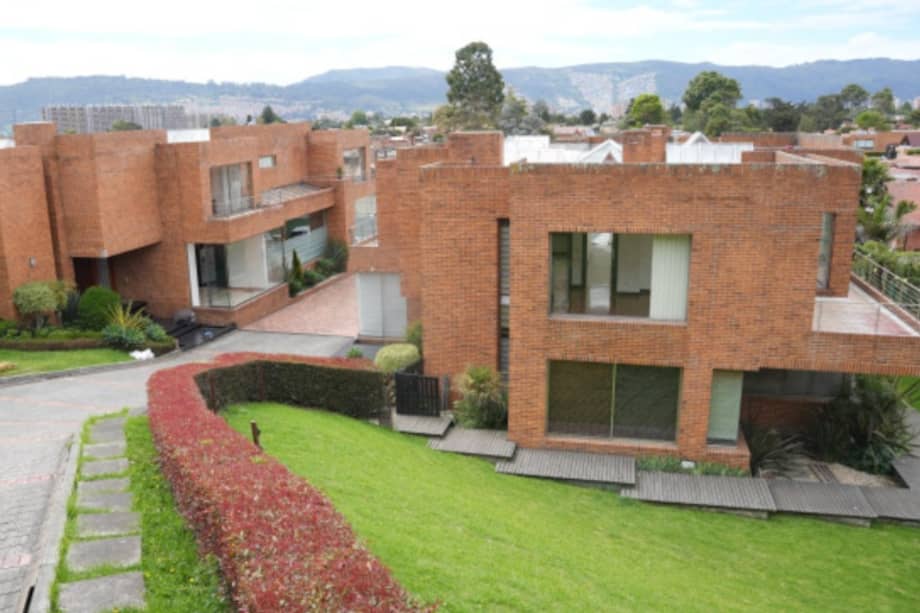 En el predio se construyeron dos casas gemelas de dos pisos, cada una con cinco habitaciones, zonas de bienestar, sauna, turco y cancha de fútbol 5.