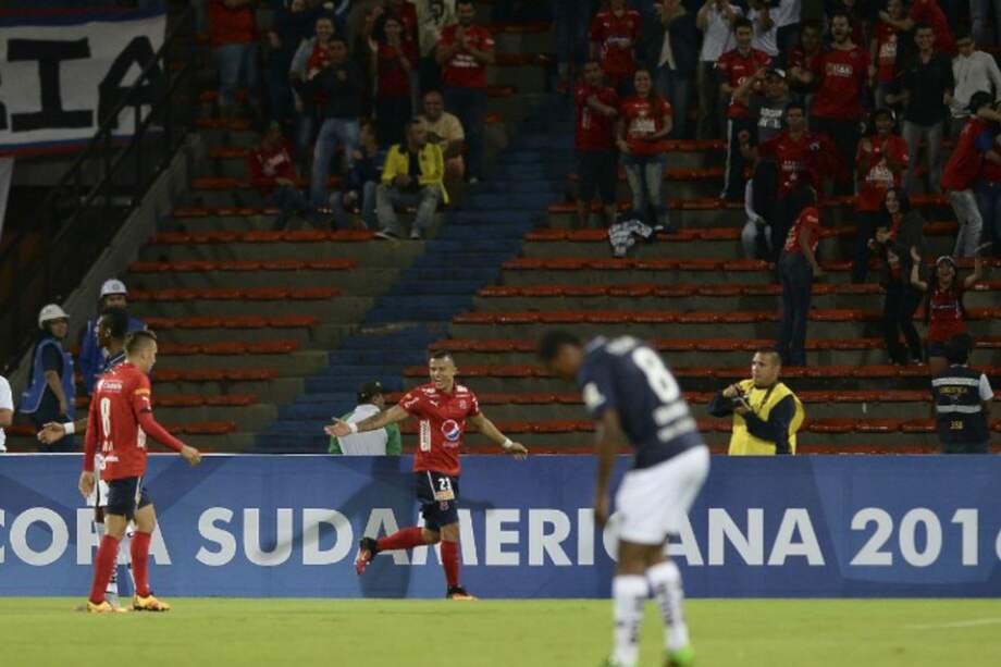 Leonardo Castro anotó el gol con el que Medellín abrió el marcador en el Atanasio Girardot. / AFP