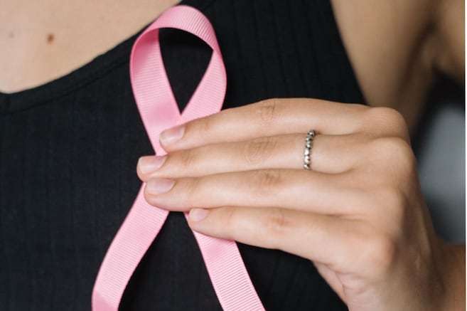 Famosa exreina fue diagnosticada con cáncer de mama a los 32 años: "Me mantengo positiva"