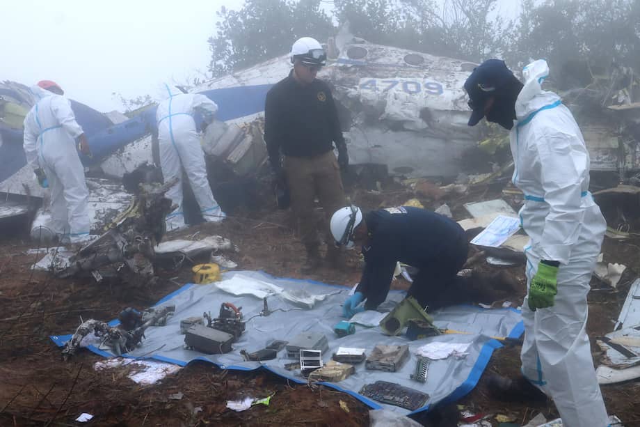 Personal de búsqueda y rescate llegó este jueves a la zona donde se registró el accidente.