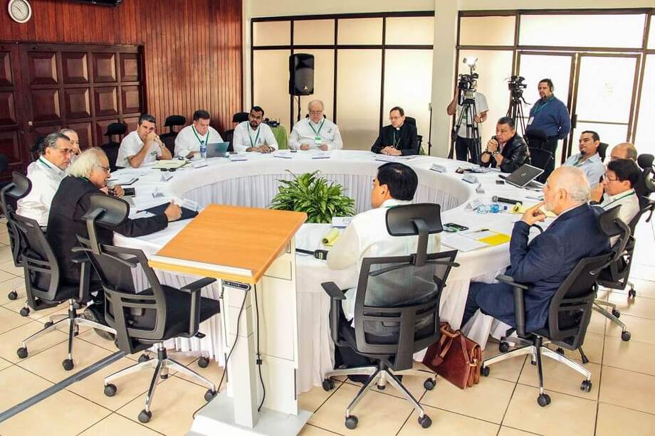 Representantes del gobierno de Daniel Ortega, miembros de la oposición y jerarcas de la Conferencia Episcopal de Nicaragua (mediadora del diálogo) estuvieron presentes en la primera sesión de la negociación. / AFP