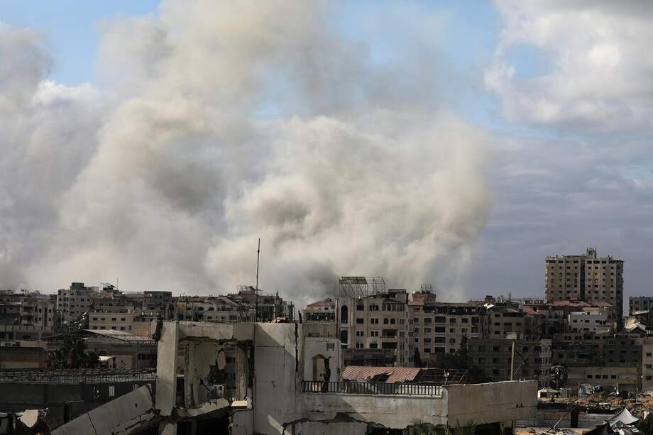 Humo se eleva tras los bombardeos israelíes en el barrio de Tal Al Hawa durante una operación militar israelí en Ciudad de Gaza, Franja de Gaza, el 6 de octubre de 2025.