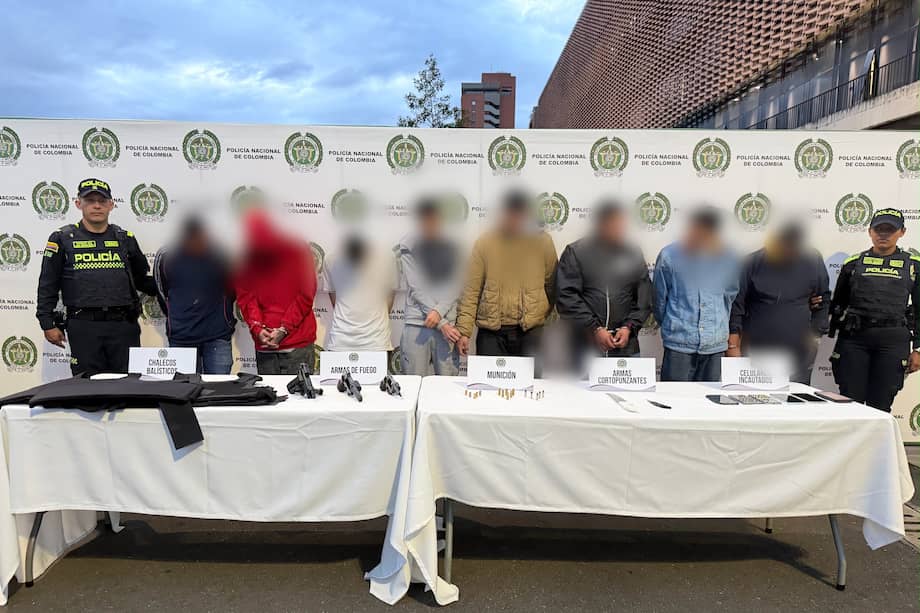 Los ocho capturados fueron sorprendidos en Usaquén. Durante el operativo, la Policía incautó armas, munición y teléfonos celulares.