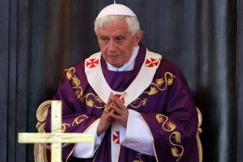 El papa Benedicto XVI saluda a los fieles congregados en la plaza de San Pedro del Vaticano./ EFE