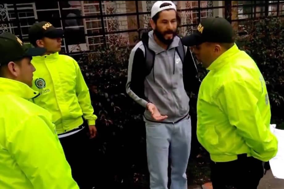 Juan David Arenas, director de Cartel Urbano, rechazó el allanamiento de la Policía a la sede de la revista. / Tomada de @cartelurbano