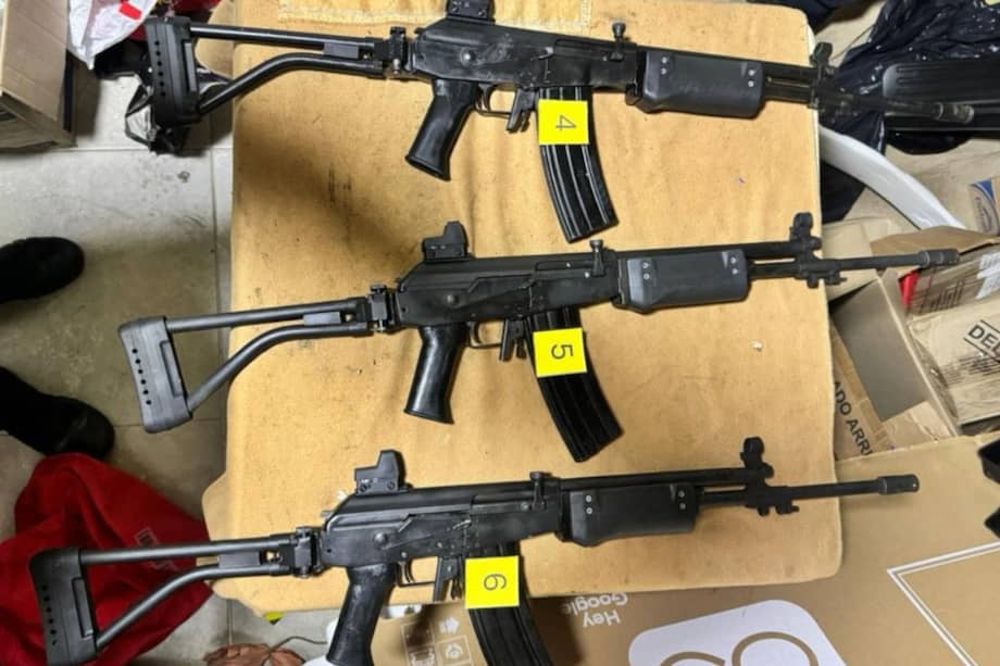 De acuerdo con las autoridades, varios inmuebles en la capital antioqueña estarían siendo utilizados como puntos logísticos para almacenar, modificar y distribuir armamento con destino a estructuras ilegales.