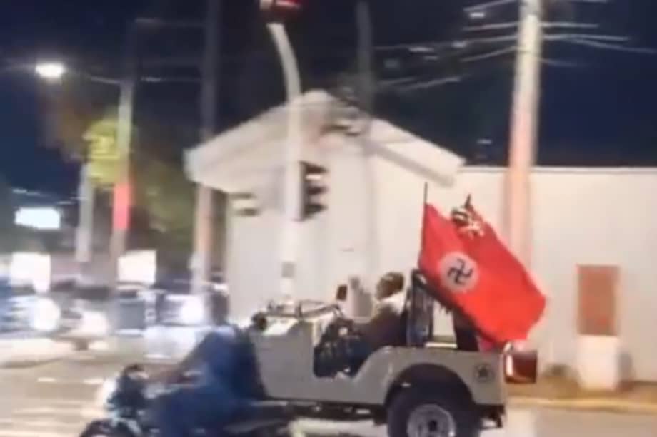 Imagen del video de redes sociales en el que se registró el desfile de carros con banderas nazis en Valledupar.