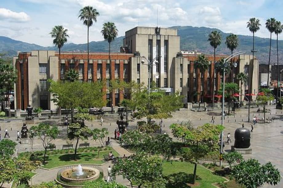 Este museo alberga una extensa colección de obras de arte colombiano, desde la época precolombina hasta el siglo XX.