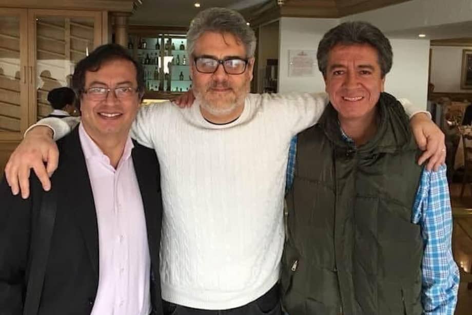 El presidente colombiano, Gustavo Petro (izquierda), junto a su abogado Dan Kovalik (centro), durante un encuentro informal. La imagen fue tomada de la cuenta de X de Kovalik .