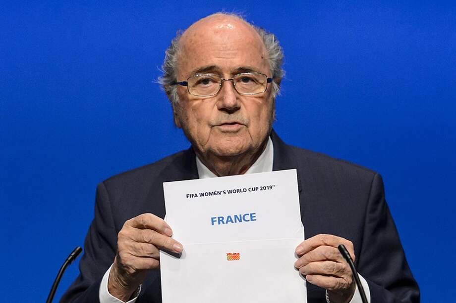Joseph Blatter devela a Francia como sede del Mundial Femenino de 2019. Foto: AFP