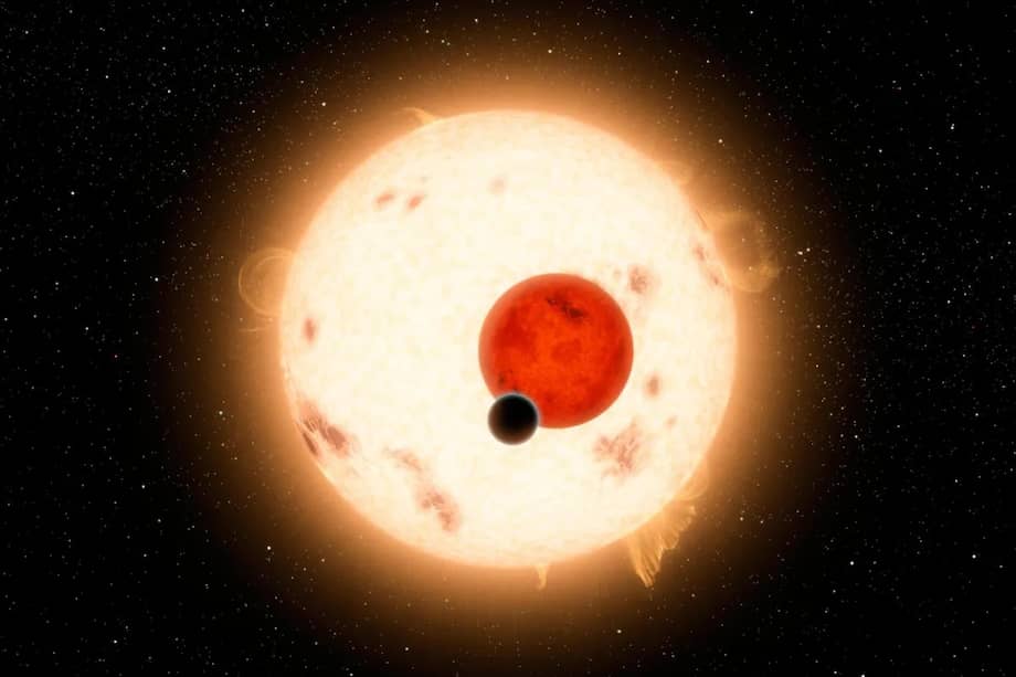 Revelan imágenes de un exoplaneta que gira alrededor de dos estrellas.