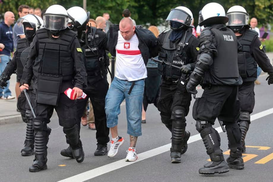 Un 'hooligan' ruso es detenido por la policía de Polonia en la pasada Eurocopa / EFE