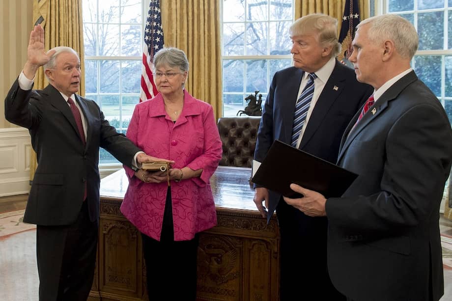Foto de archivo cuando Jeff Sessions tomó posesión como Fiscal General de Estados Unidos. / AFP
