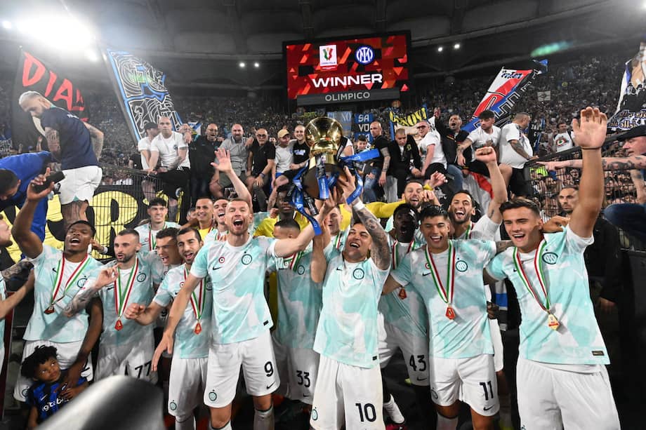 Los jugadores del Inter celebran con el trofeo después de ganar el partido de fútbol final de Coppa Italia entre ACF Fiorentina y FC Inter, en Roma, Italia, 24 de mayo de 2023.
