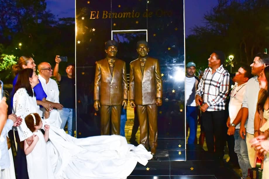 Cada figura pesa aproximadamente 200 kilogramos. Están hechas en bronce.