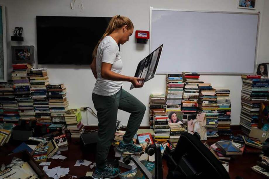 Lilian Tintori recorre su casa tras el allanamiento. / EFE
