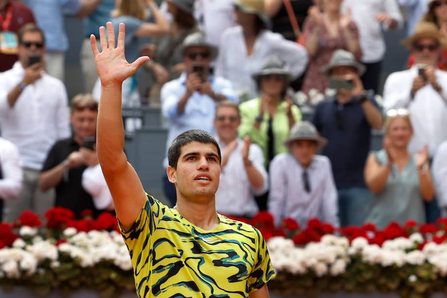 MADRID, 02/05/2023.- El tenista español Carlos Alcaraz celebra su victoria ante el alemán Alexander Zverev en su partido de octavos de final del Mutua Madrid Open este martes en la Caja Mágica en Madrid. EFE/ Chema Moya