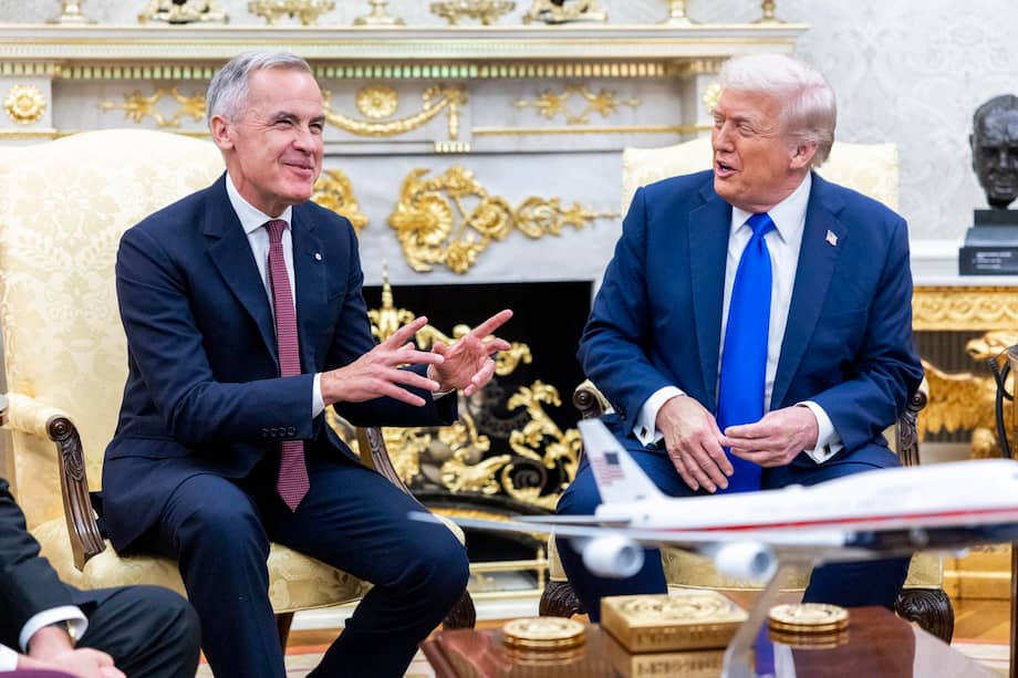El presidente de Estados Unidos, Donald Trump (D), se reúne con el primer ministro canadiense, Mark Carney (I), en el Despacho Oval de la Casa Blanca en Washington D. C., EE. UU., el 7 de octubre de 2025.