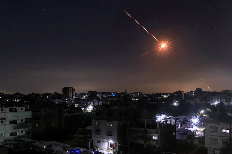 Un misil lanzado desde Irán se ve en el cielo desde el campamento de refugiados palestinos de Bureij, en el centro de la Franja de Gaza.