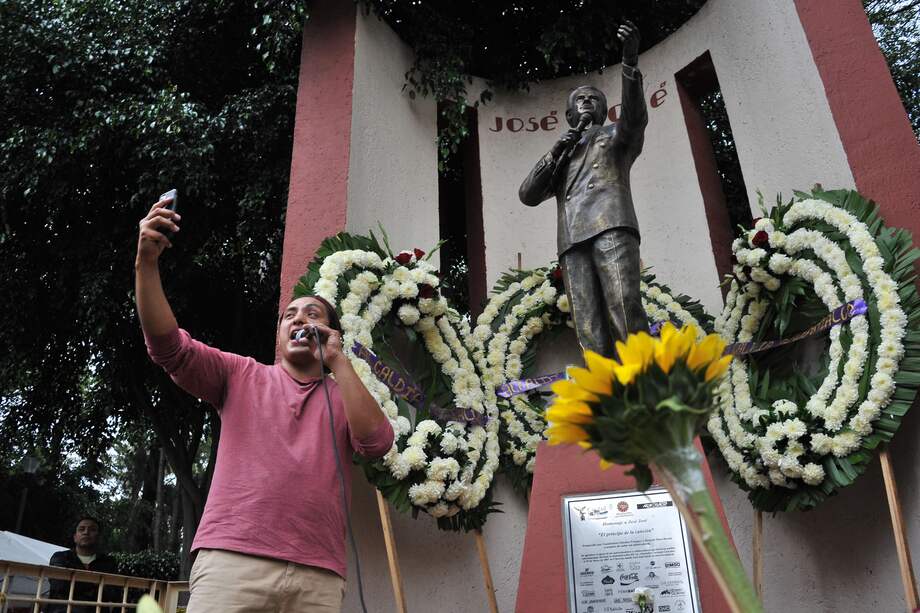 Fanáticos rinden homenaje al fallecido cantante mexicano José José, frente a su monumento en la Ciudad de México / Claudio Cruz - AFP