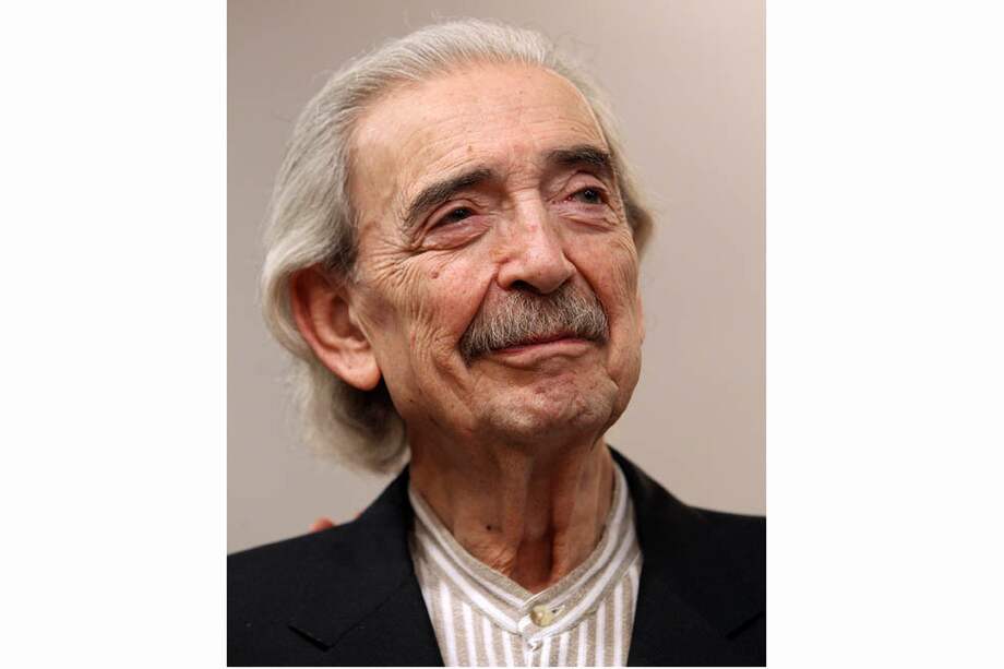 Juan Gelman, además de hacer poesía, también dedicó parte de su vida al periodismo. / AFP