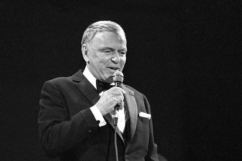 USA7097. NUEVA YORK (NY, EEUU), 13/05/2023.- Fotografía de archivo del 26 de septiembre de 1986 donde aparece el cantante estadounidense Frank Sinatra mientras canta durante el concierto que ofreció en el estadio Santiago Bernabeu, en Madrid (España). Un solo cantante en la era contemporánea puede jactarse de haber sido calificado como "La Voz" por antonomasia: se trata de Frank Sinatra, de cuyo fallecimiento se cumplirán mañana 25 años. EFE/Manuel López Contreras ARCHIVO