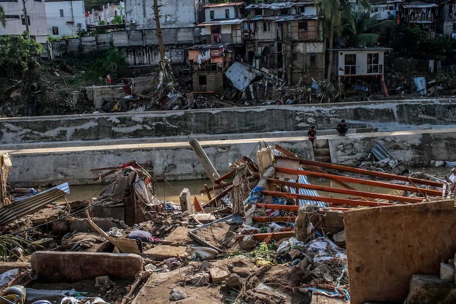 Residentes regresan a observar las casas destruidas por las inundaciones provocadas por el tifón Kalmaegi en una comunidad de Bacayan, en Cebú (Filipinas).