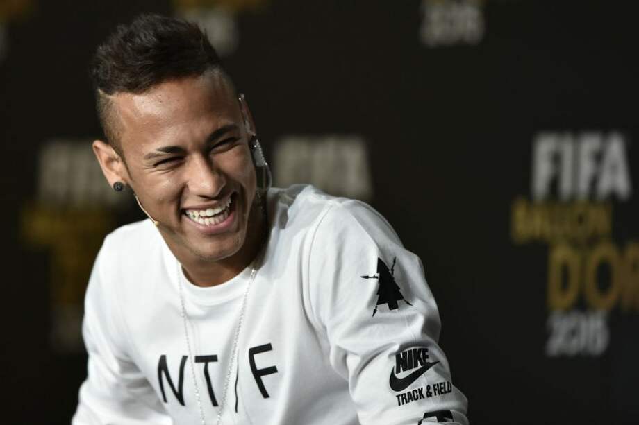 Neymar, delantero brasileño a servicio del Barcelona, durante la rueda de prensa previo al Balón de Oro. Foto: AFP