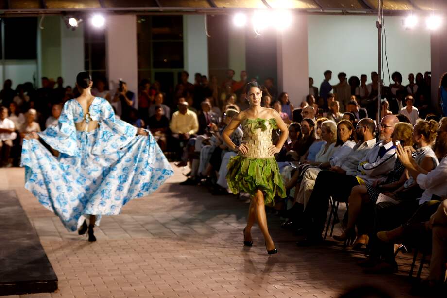 Modelos participan en un desfile este miércoles en la sede del museo Nacional de Bellas Artes en La Habana (Cuba).
