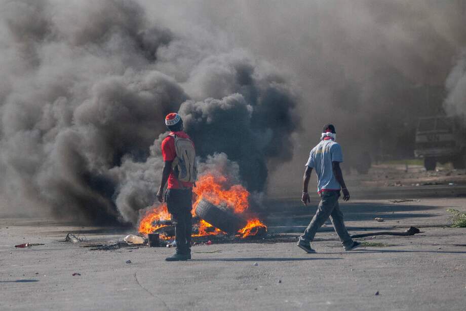 Personas participan en una protesta en Puerto Príncipe (Haití). La crisis política que vive Haití se agrava al cumplirse una semana de violentas protestas en reclamo de la renuncia del presidente Jovenel Moise. / EFE