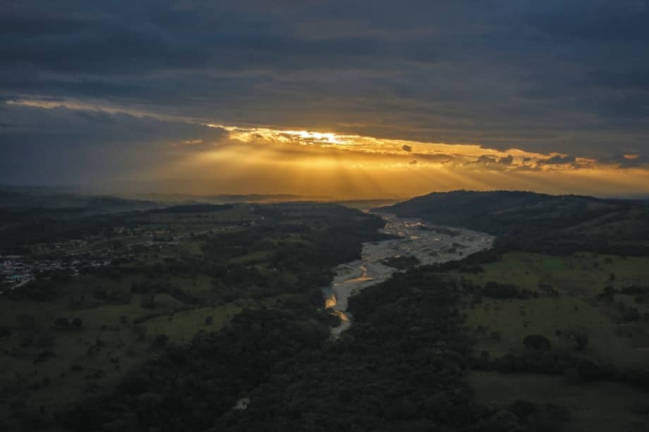 Un amanecer sobre el río Duda, en el municipio de Uribe, Meta. Este es el punto de destino de la travesía de siete días por el cañón. / Julián Ríos Monroy