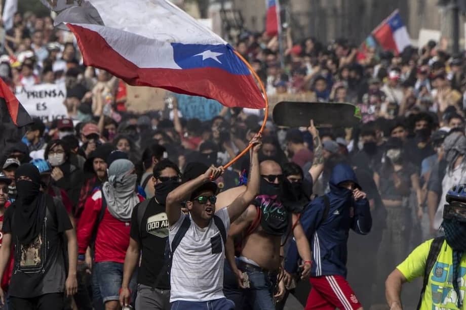 Las manifestación comenzaron por el alza del precio de la tarifa del metro en Santiago, pero derivaron en un mayor movimiento. / AFP