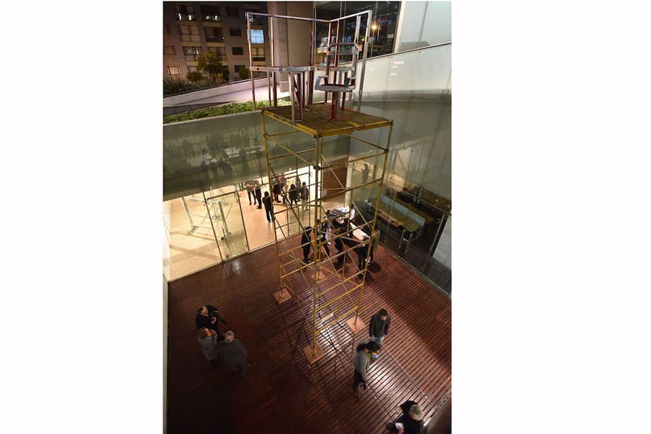 En esta exposición en la Cámara de Comercio, Leyva quiso plantear una conversación entre la lógica del mundo empresarial y organizacional y el mundo del arte. Su pieza principal era una mesa que podía ser manipulada por el público. /Julián Téllez.