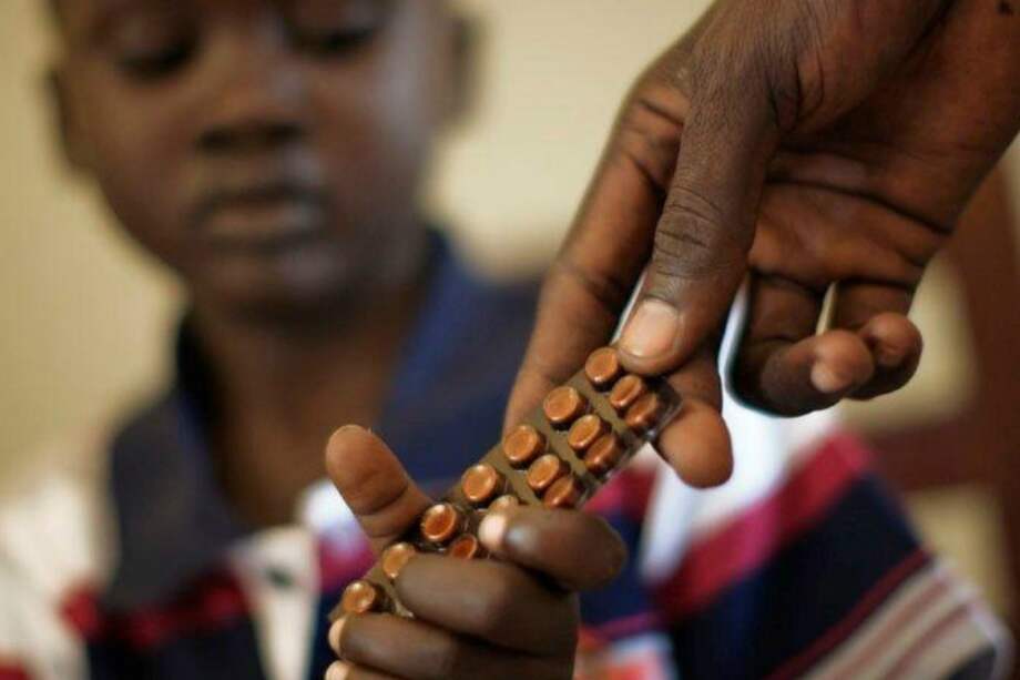 Un niño recibie un medicamento contra la tuberculosis en Sudán del Sur, como parte de un programa del PNUD. / Foto: PNUD/Brian Sokol