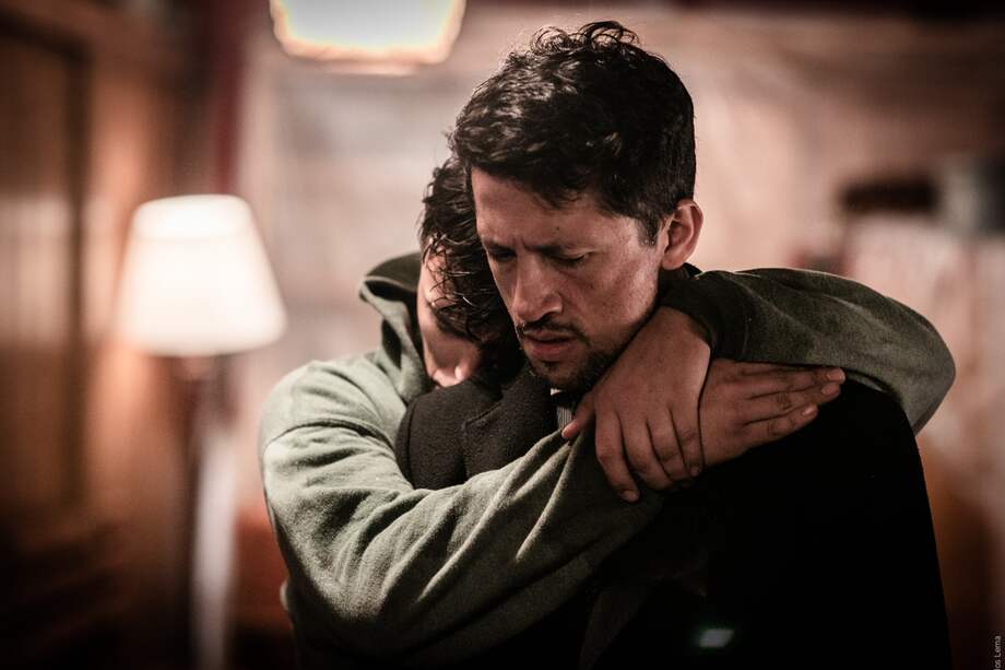 "Hermanos, pequeños crímenes de familia" es un drama contemporáneo en tono realista que narra la historia de tres hermanos que deben afrontar el crimen que uno de ellos cometió.