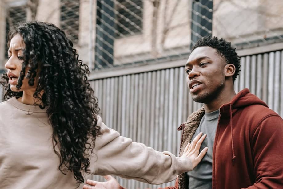 Idealizar, interpretar señales y depender de la respuesta del otro son algunas pistas de que no siempre se trata de amor.