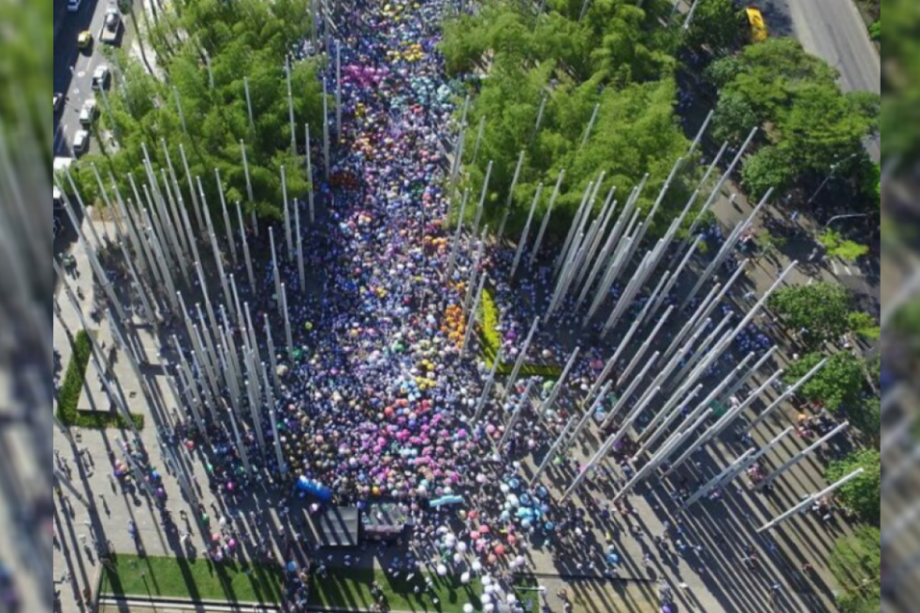 La caminata comenzó en el Parque de las Luces, en el centro de Medellín. / Captura de pantalla de Twitter