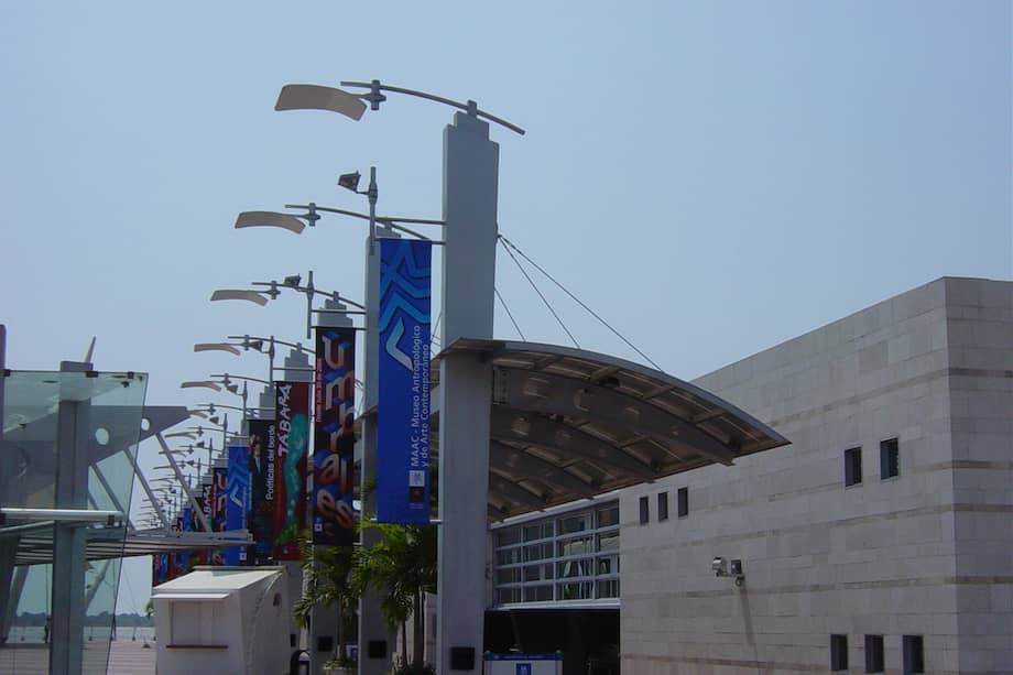 El Museo Antropológico y de Arte Contemporáneo, en Guayaquil (Ecuador), alberga alrededor de 3.000 obras de arte moderna y 50.000 piezas arqueológicas.