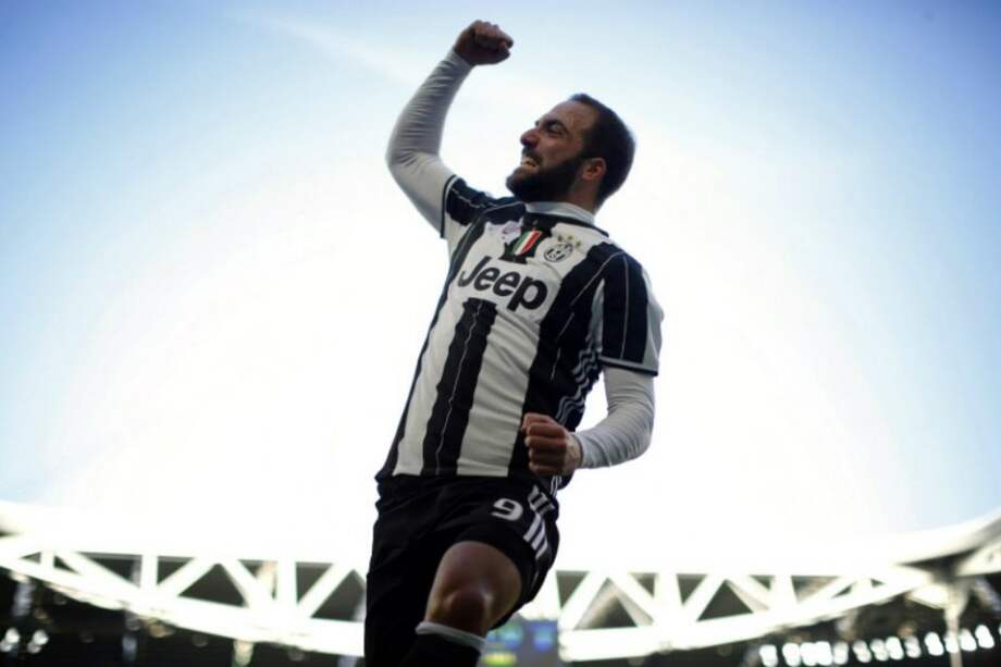 El argentino Gonzalo Higuaín celebra uno de los goles con los que Juventus venció a Lazio. / AFP