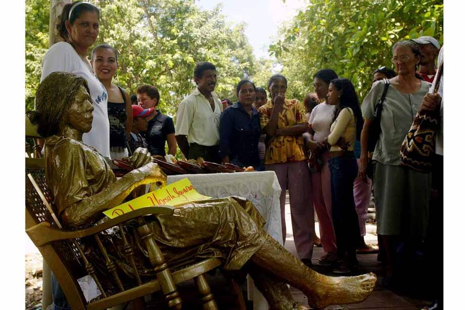 Una estatua de Úrsula Iguarán, personaje de ‘Cien años de soledad, en Aracataca, la tierra natal de Gabriel García Márquez. / Reuters
