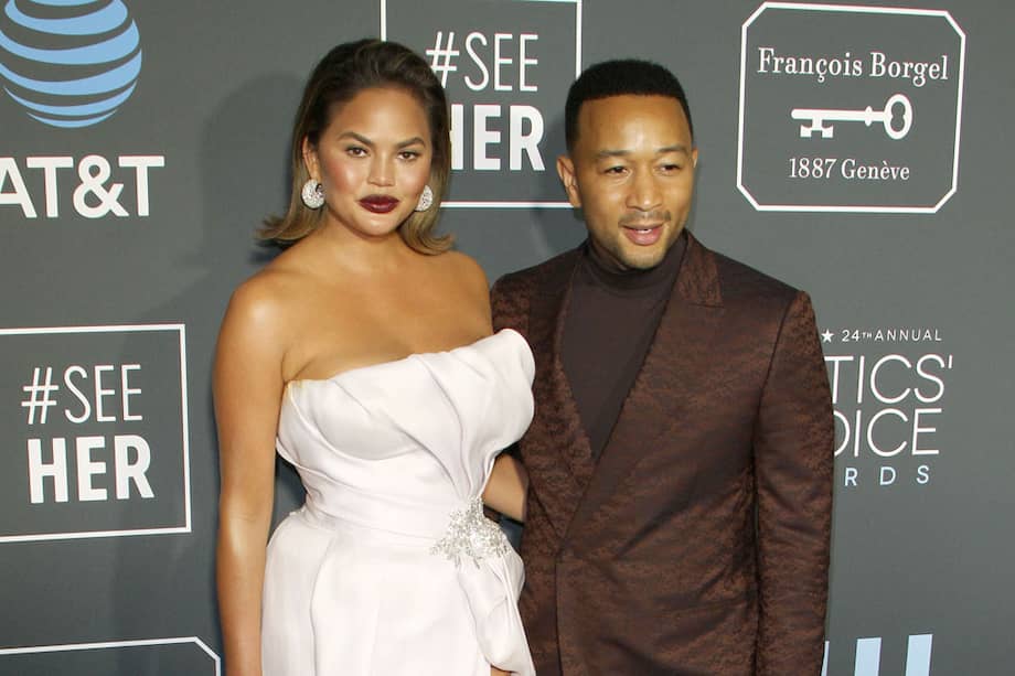 Chrissy Teigen y su esposo John Legend en los Critics' Choice Awards 2019.