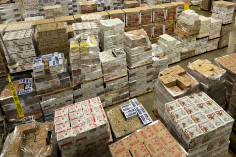 Licor de contrabando deja millonarias pérdidas. / Bloomberg News