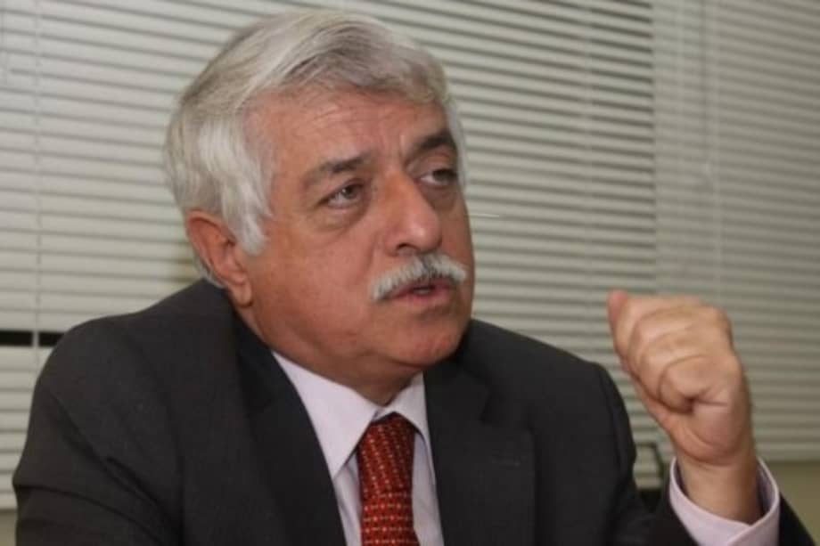 Alfonso Valdivieso Sarmiento estudió Derecho en la Universidad Javeriana en el periodo de decanatura del Padre Gabriel Giraldo.